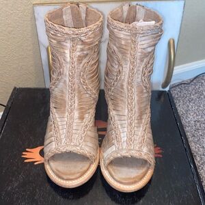 Freebird Bela Taupe leather sandals